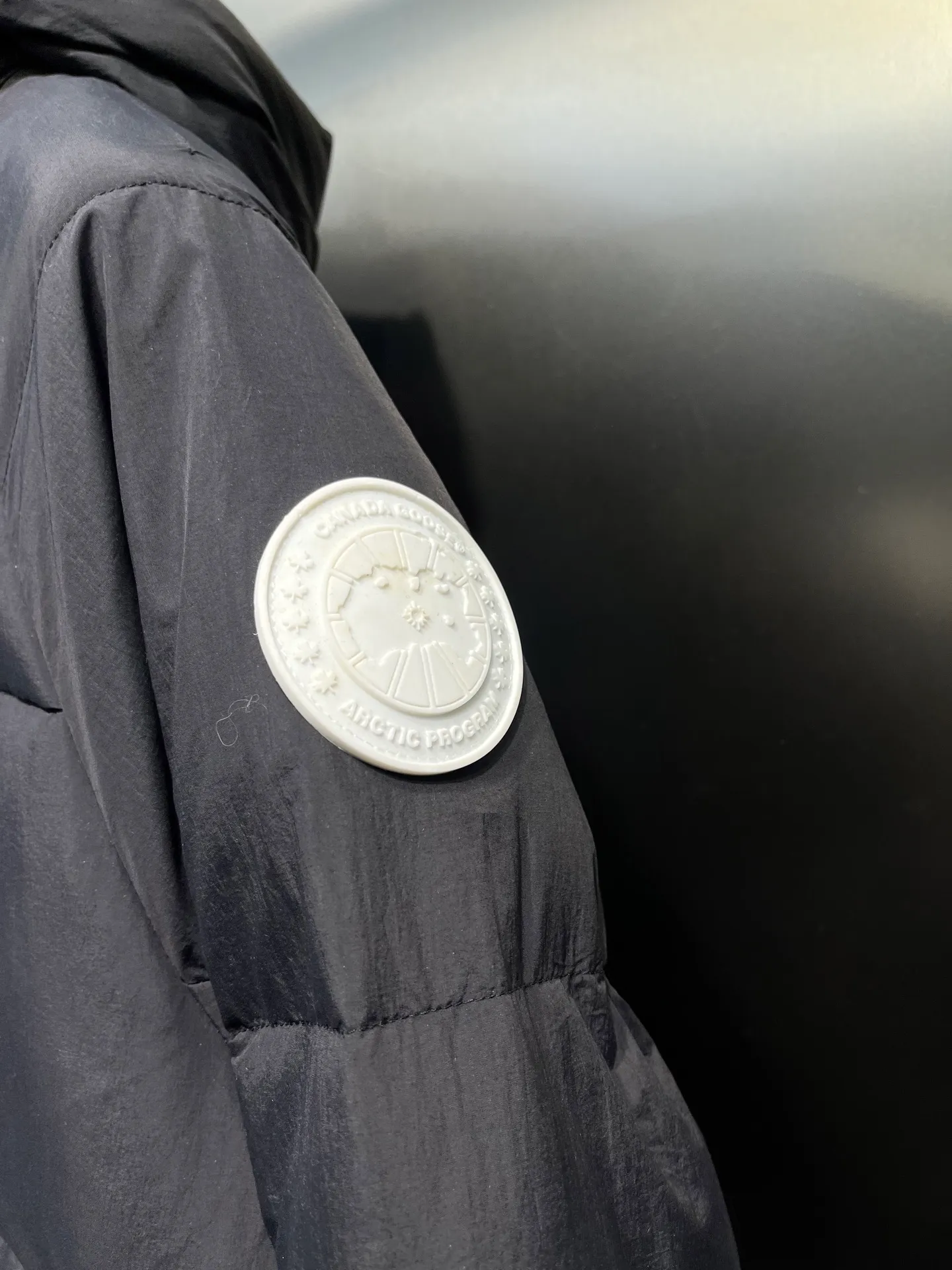 P740 Big Goose Capsule White Label Down Canada Goos* Canada Goose's new limited white label bread jacket, the same style for men and women, filled with 625 fill power white goose down, and the fabric has a satin feel. Suitable for wearing in spring and autumn in various cities, this model has a stand-up collar design, classic and versatile, and has good thermal insulation effect! Fabric + Features: ✅Fabric: 85% polyester, 15% cotton, windproof and waterproof ✅Lining: 100% polyester, windproof and waterproof ✅Filling: 80% pure white duck down, 20% pure white feathers ✅Fillness: 625 ✅Care instructions: Dry cleaning ✅Zipper: Genuine YKK two-way entrance zipper ✅TEI Temperature Feeling Index 1: Lightweight minus 5 degrees to 5 degrees Technology: ✅The fabric is made of CORDURA polyamide fabric, which is a new functional fabric and a leading technological product. The durability is 2 times higher than ordinary nylon fabric. Wear resistance, strong tear resistance, good hand feel and good color. ✅The liner is filled with imported 625 fill power 90 white duck down, the liner is reinforced with anti-runaway velvet liner, and the fly on the front center fly is designed with snap buttons to prevent ventilation and rain. Whether it is hiking, urban walking or polar exploration, this model can help you find the Cana that suits your body, activities and lifestyle. Color: pink, blue, black, white Size: xs-l